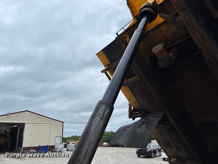image for item FC5818 2005 International 7400 dump truck