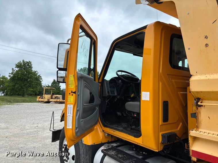 image for item FC5818 2005 International 7400 dump truck