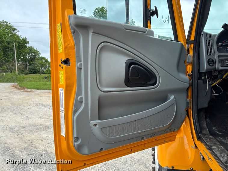 image for item FC5818 2005 International 7400 dump truck