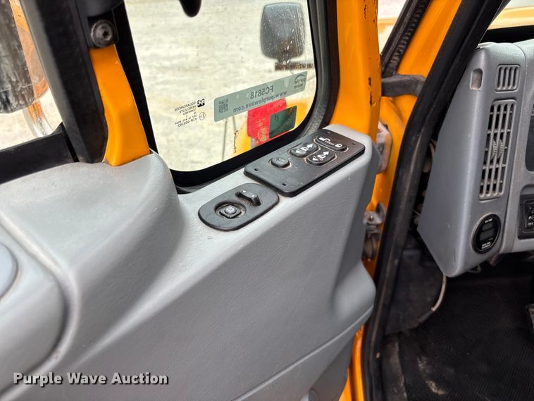 image for item FC5818 2005 International 7400 dump truck
