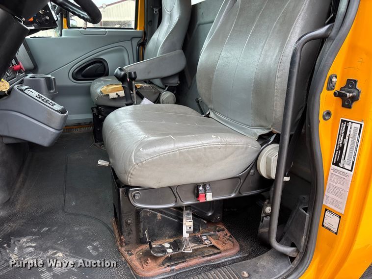 image for item FC5818 2005 International 7400 dump truck