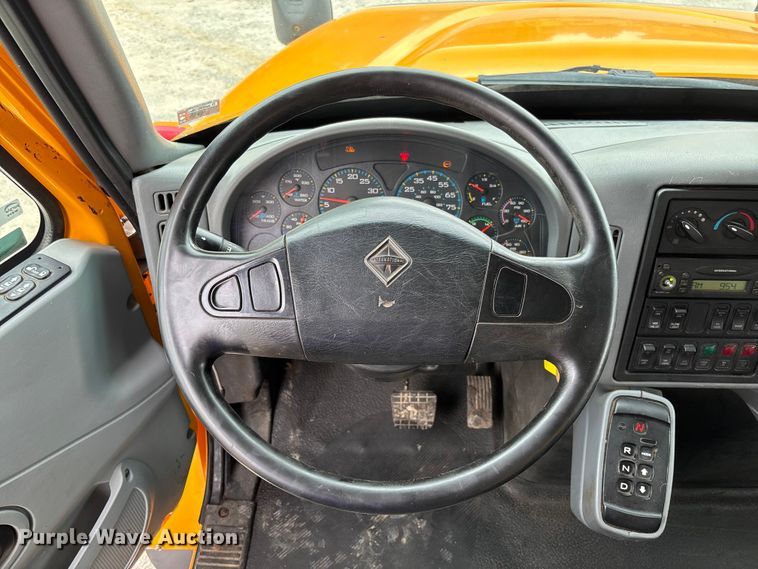 image for item FC5818 2005 International 7400 dump truck