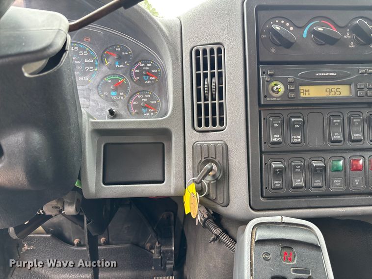 image for item FC5818 2005 International 7400 dump truck