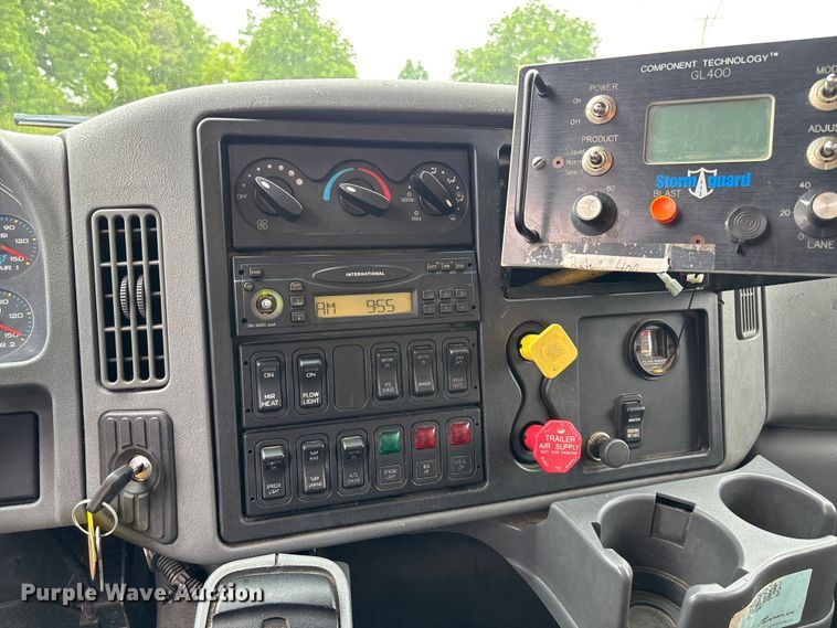 image for item FC5818 2005 International 7400 dump truck