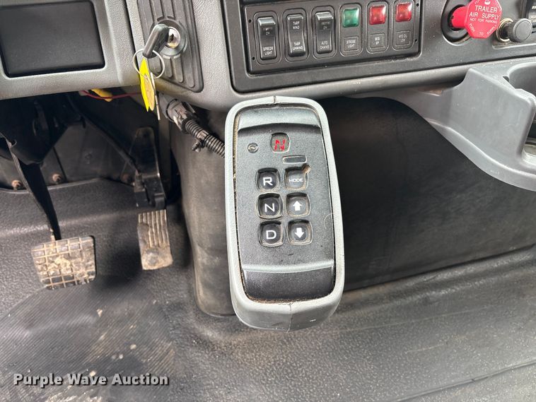 image for item FC5818 2005 International 7400 dump truck