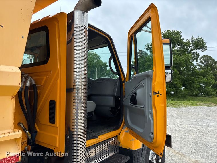 image for item FC5818 2005 International 7400 dump truck