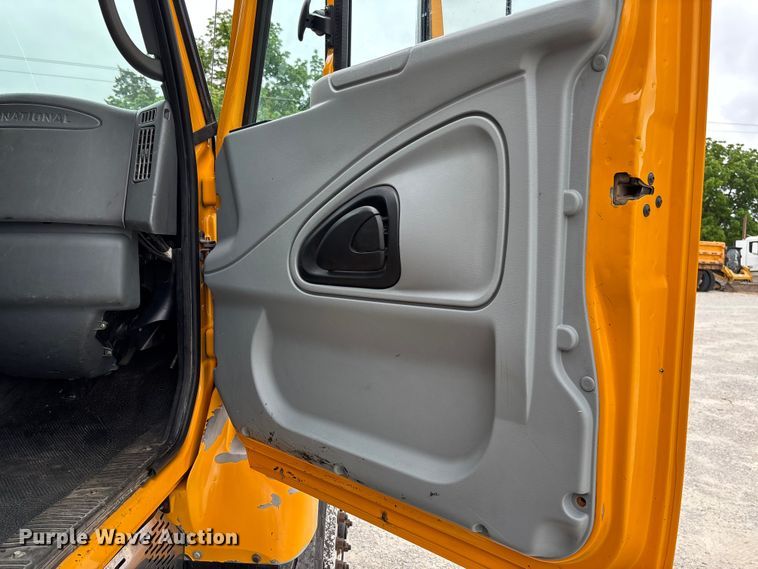 image for item FC5818 2005 International 7400 dump truck