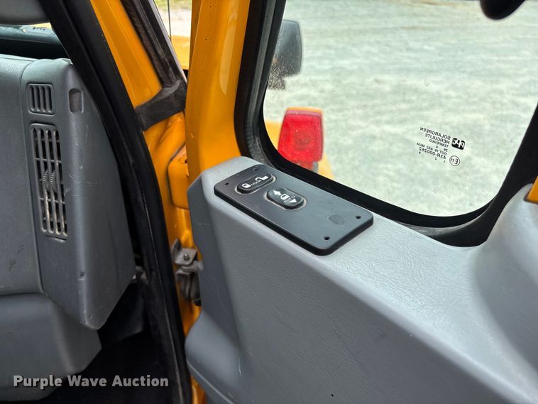 image for item FC5818 2005 International 7400 dump truck