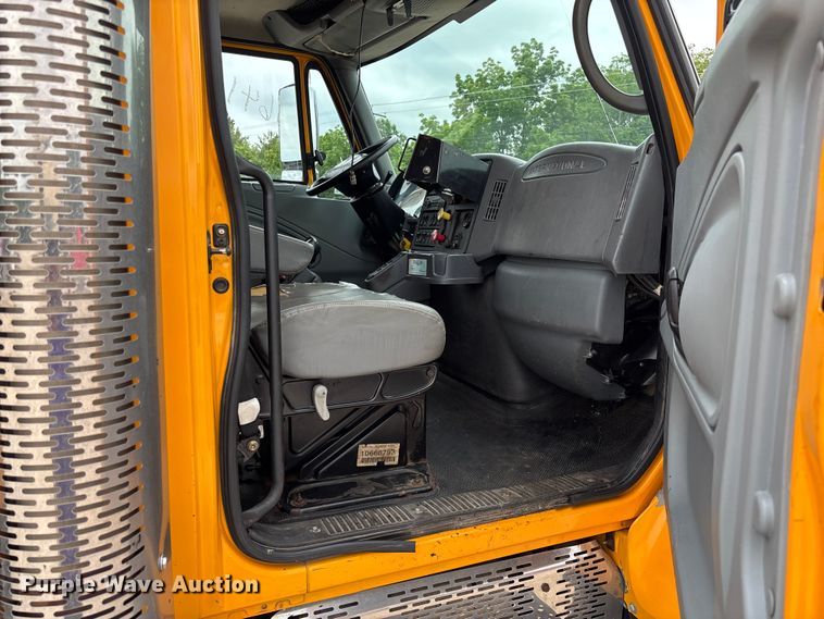 image for item FC5818 2005 International 7400 dump truck