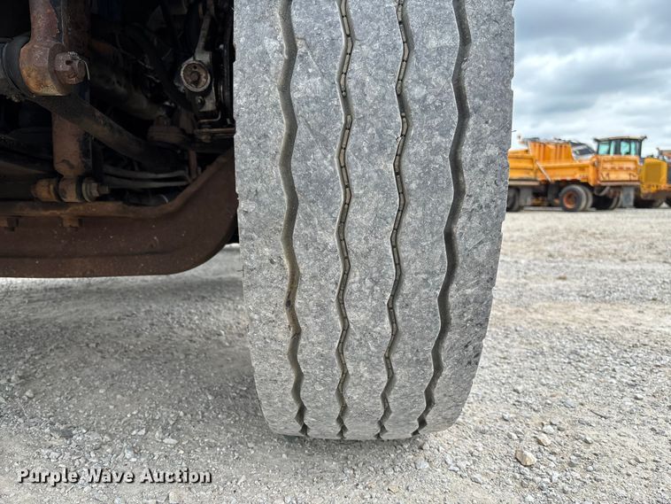 image for item FC5818 2005 International 7400 dump truck