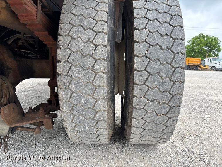 image for item FC5818 2005 International 7400 dump truck