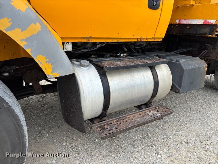 image for item FC5819 2005 International 7400 dump truck