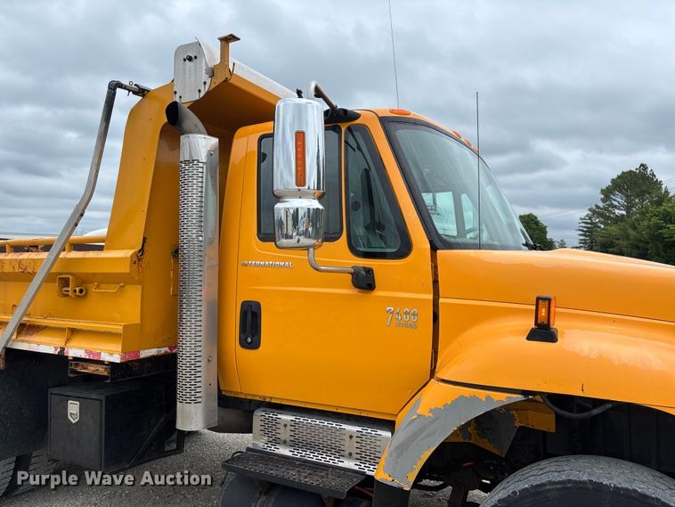image for item FC5819 2005 International 7400 dump truck
