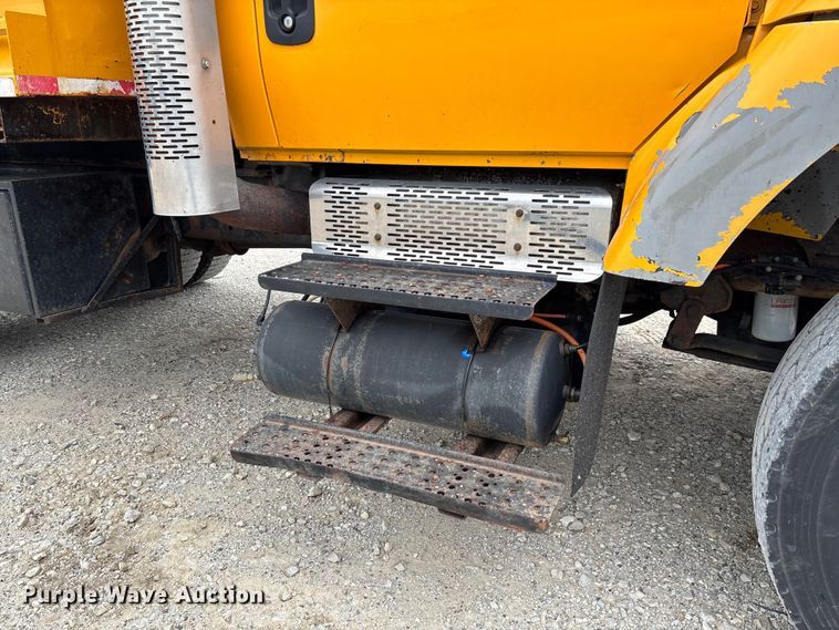 image for item FC5819 2005 International 7400 dump truck