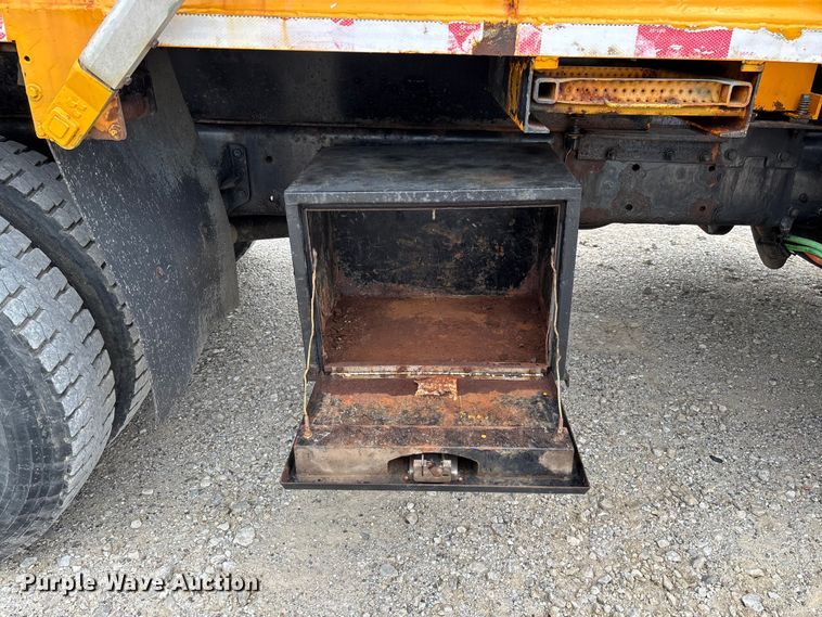 image for item FC5819 2005 International 7400 dump truck