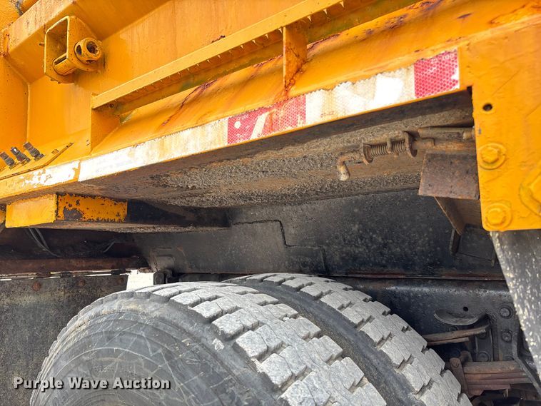 image for item FC5819 2005 International 7400 dump truck