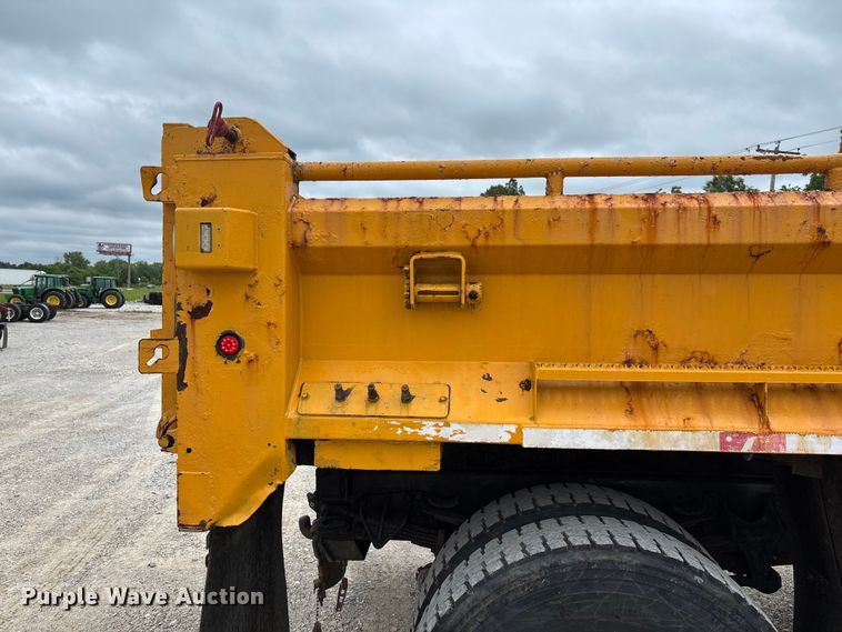 image for item FC5819 2005 International 7400 dump truck