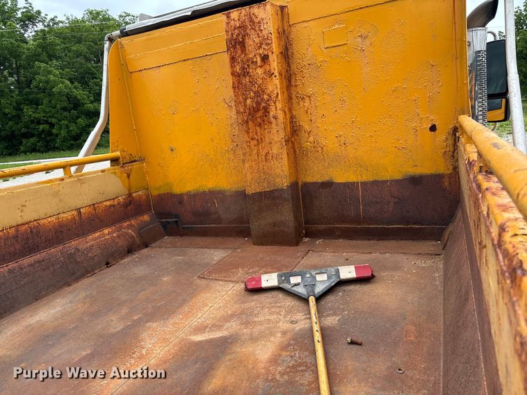 image for item FC5819 2005 International 7400 dump truck