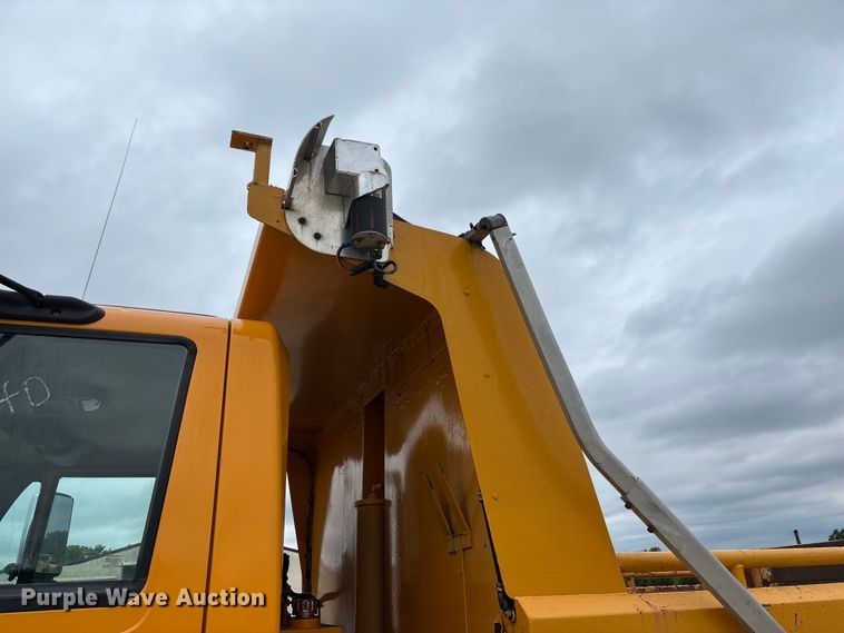image for item FC5819 2005 International 7400 dump truck