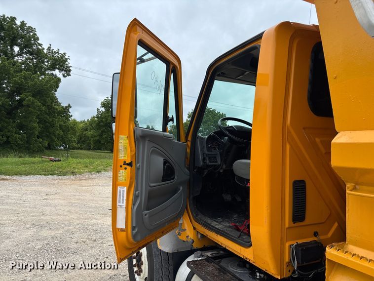 image for item FC5819 2005 International 7400 dump truck