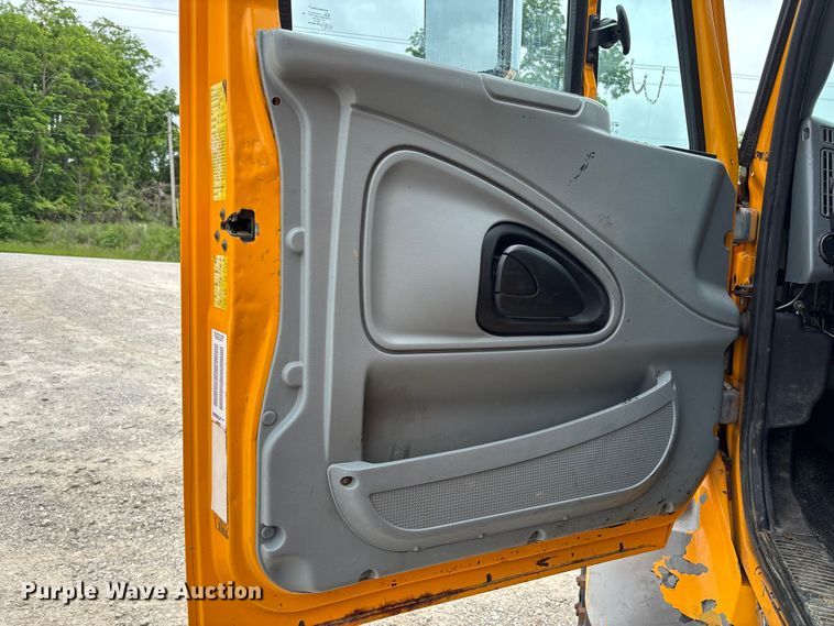 image for item FC5819 2005 International 7400 dump truck