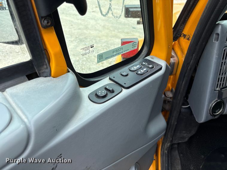 image for item FC5819 2005 International 7400 dump truck