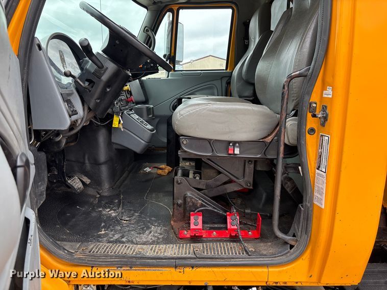 image for item FC5819 2005 International 7400 dump truck