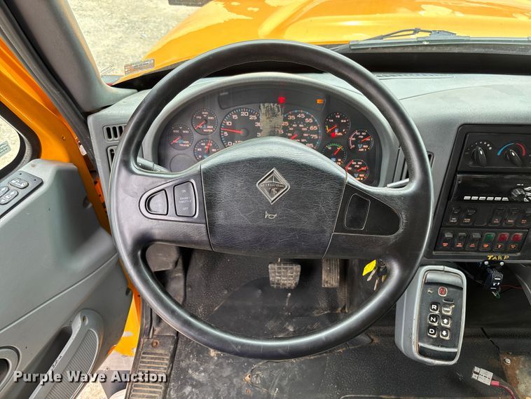image for item FC5819 2005 International 7400 dump truck