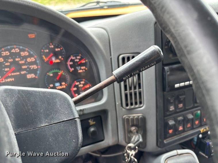 image for item FC5819 2005 International 7400 dump truck