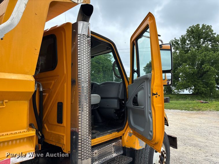 image for item FC5819 2005 International 7400 dump truck