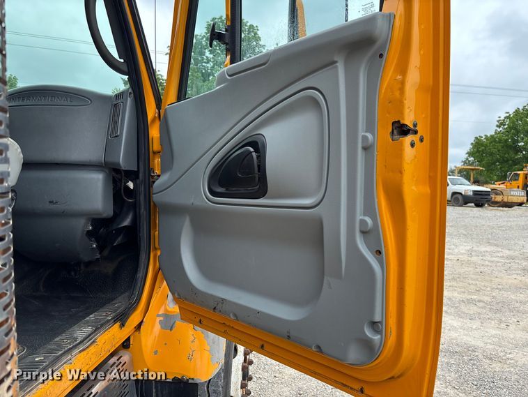image for item FC5819 2005 International 7400 dump truck
