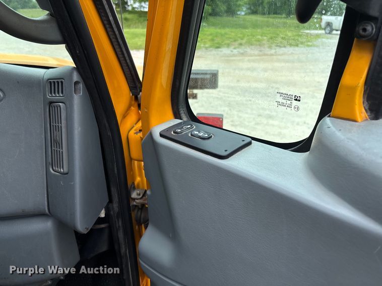 image for item FC5819 2005 International 7400 dump truck