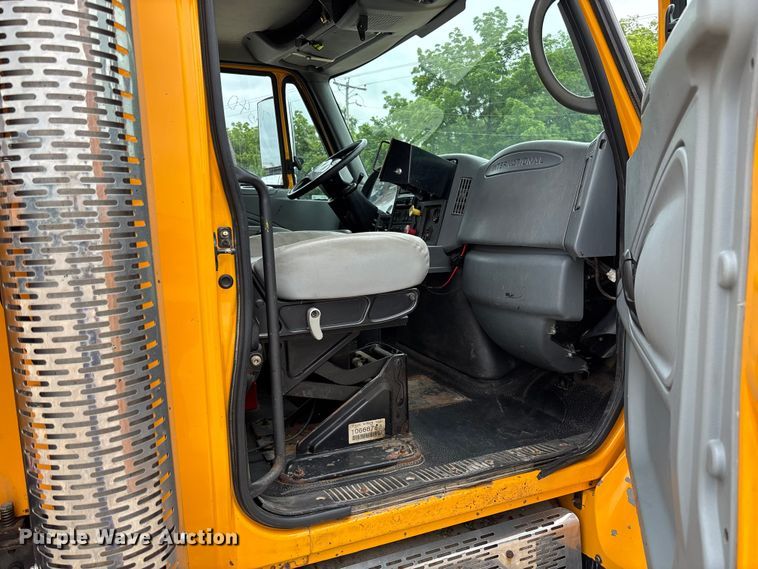 image for item FC5819 2005 International 7400 dump truck