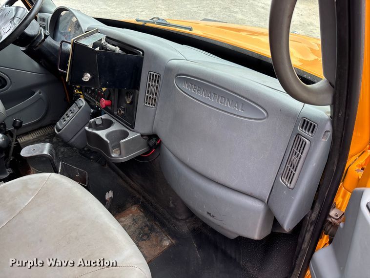 image for item FC5819 2005 International 7400 dump truck