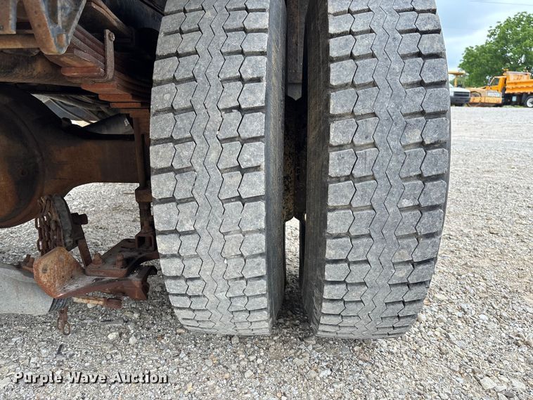 image for item FC5819 2005 International 7400 dump truck