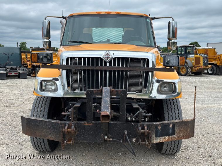 image for item FC5820 2006 International 7400 flatbed truck