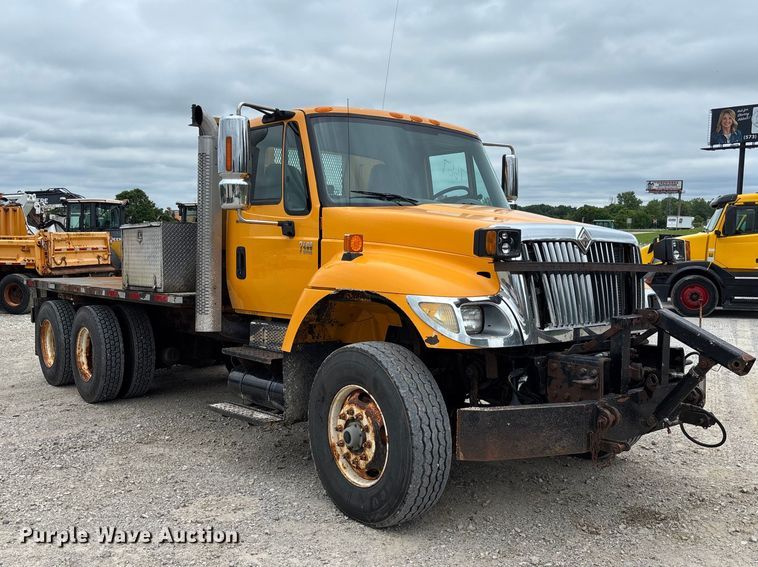 image for item FC5820 2006 International 7400 flatbed truck