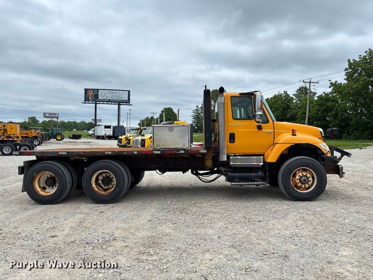 image for item FC5820 2006 International 7400 flatbed truck