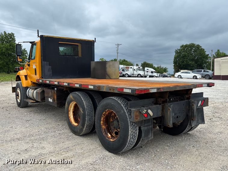 image for item FC5820 2006 International 7400 flatbed truck