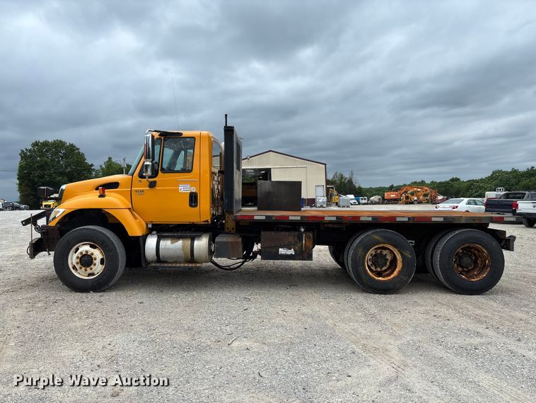 image for item FC5820 2006 International 7400 flatbed truck