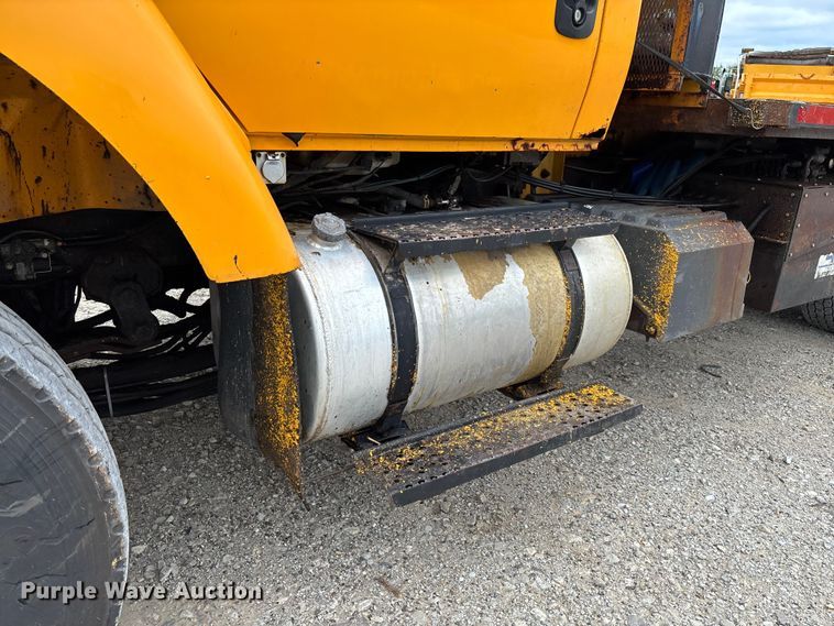 image for item FC5820 2006 International 7400 flatbed truck