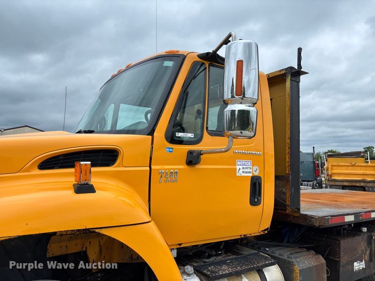 image for item FC5820 2006 International 7400 flatbed truck