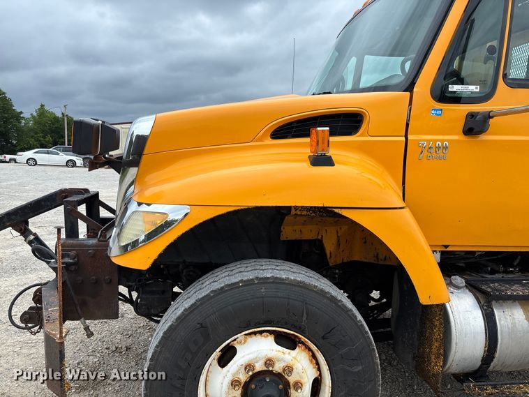 image for item FC5820 2006 International 7400 flatbed truck