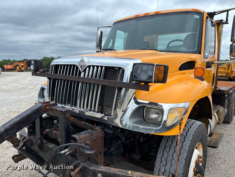 image for item FC5820 2006 International 7400 flatbed truck