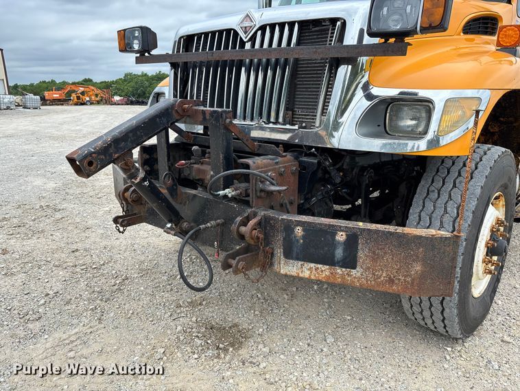 image for item FC5820 2006 International 7400 flatbed truck