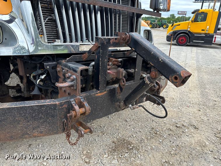 image for item FC5820 2006 International 7400 flatbed truck