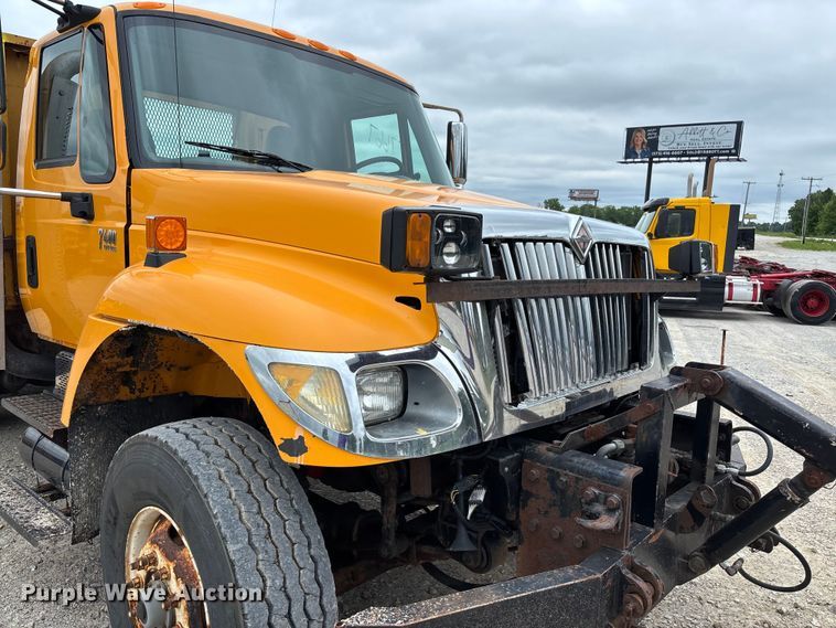 image for item FC5820 2006 International 7400 flatbed truck