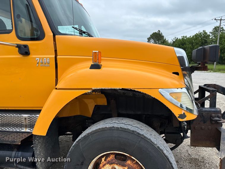 image for item FC5820 2006 International 7400 flatbed truck