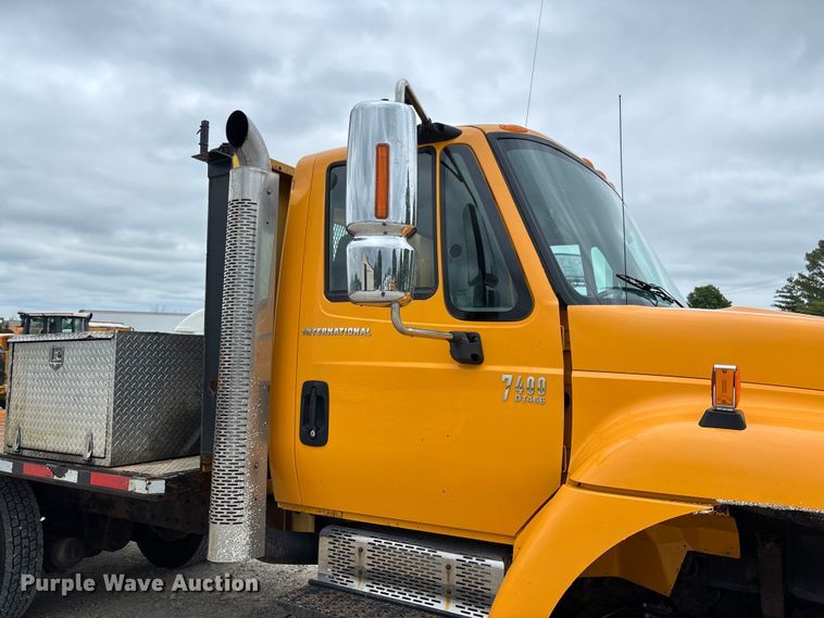 image for item FC5820 2006 International 7400 flatbed truck