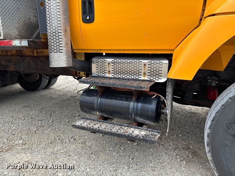 image for item FC5820 2006 International 7400 flatbed truck